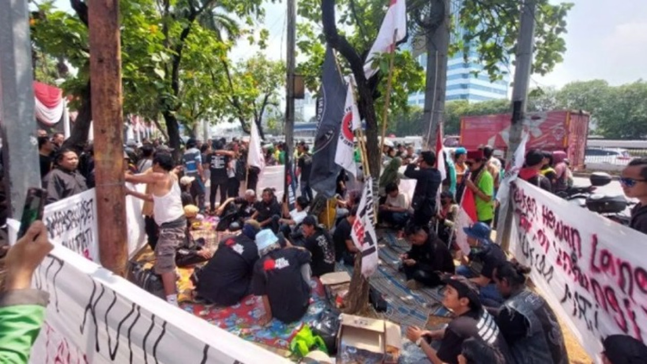 6a8e745dd4abc-jelang-demo-27-agustus-2026-massa-aksi-mulai-siapkan-atribut-depan-gedung-dpr_1265_711